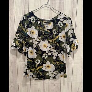 NEW YORK & COMPANY short sleeve green flower top / size M